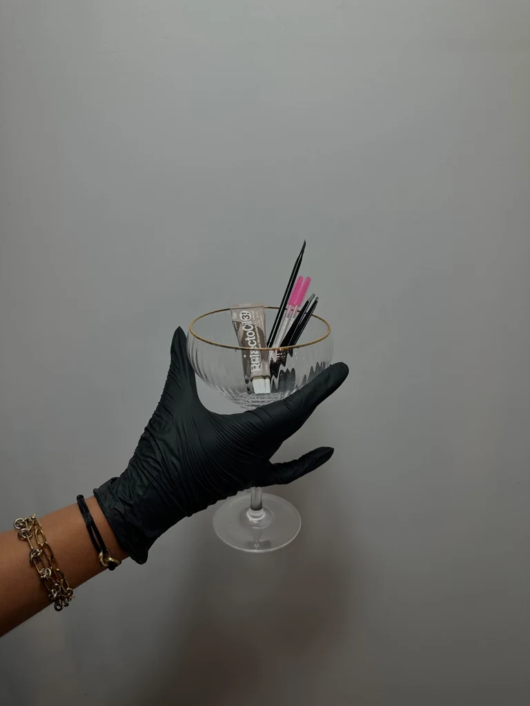 Materialen voor wenkbrauwverzorging in de salon