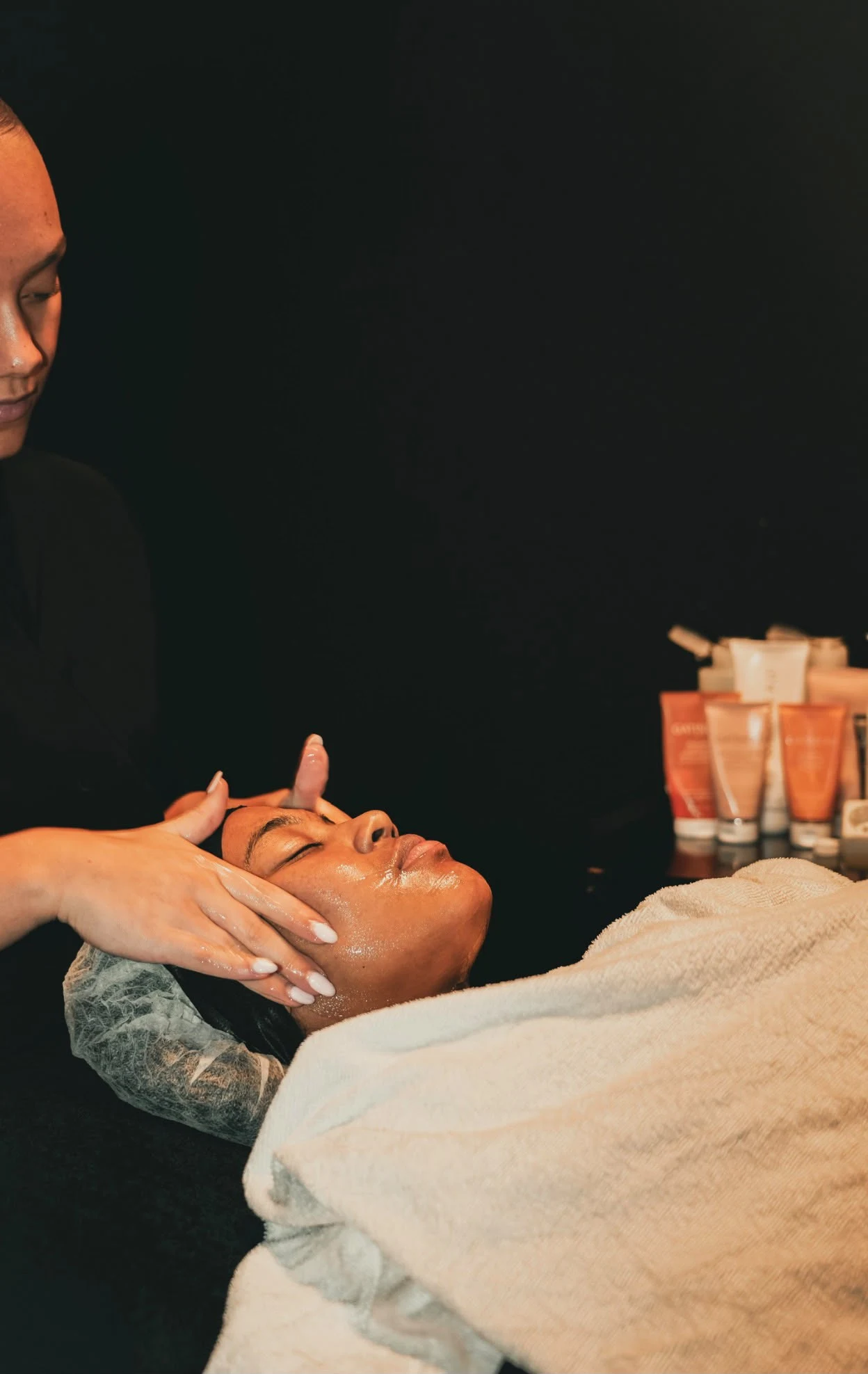 Een gezichtsmassage tijdens een behandeling