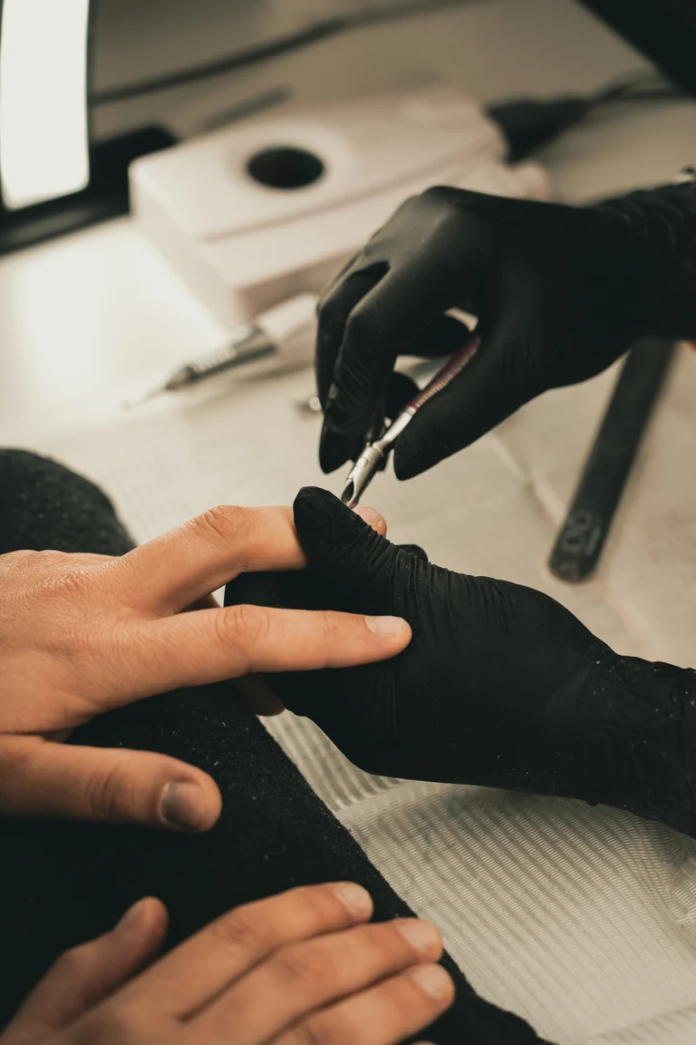 Verzorging van de nagels tijdens een behandeling in Aalsmeer