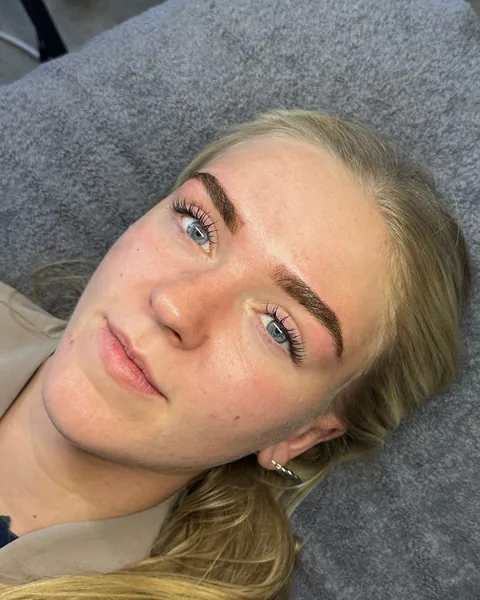 Gevormde wenkbrauwen en gelifte wimpers