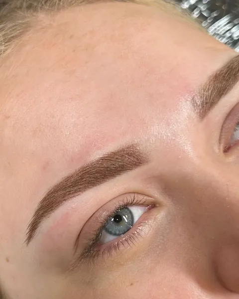 Met henna geverfde wenkbrauwen van dichtbij