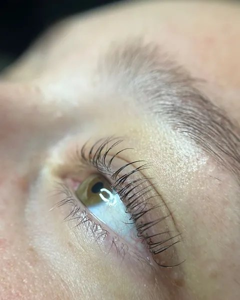 Wimpers van dichtbij na een lashlift