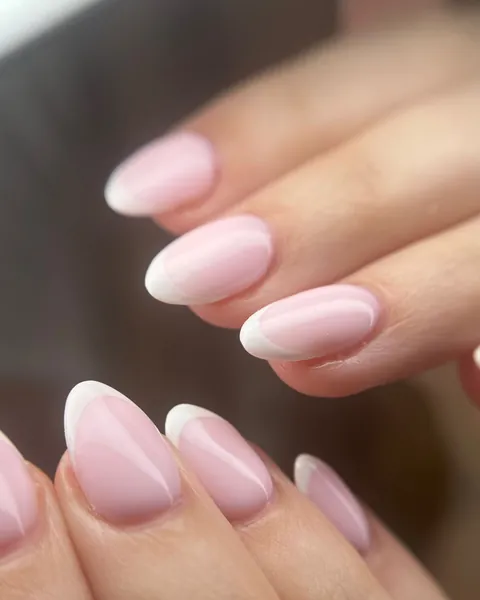 Zachtroze amandelnagels met witte French tips