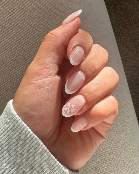 French nagels met een witte hibiscus