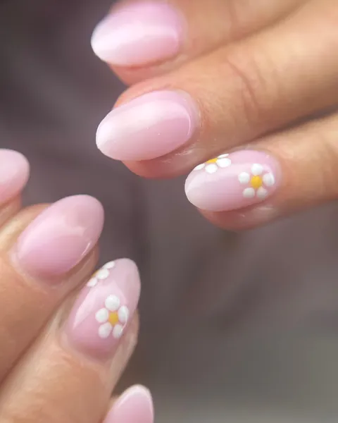 Roze nagels met witte madeliefjes