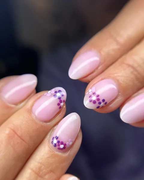 Roze nagels met paarse bloemetjes