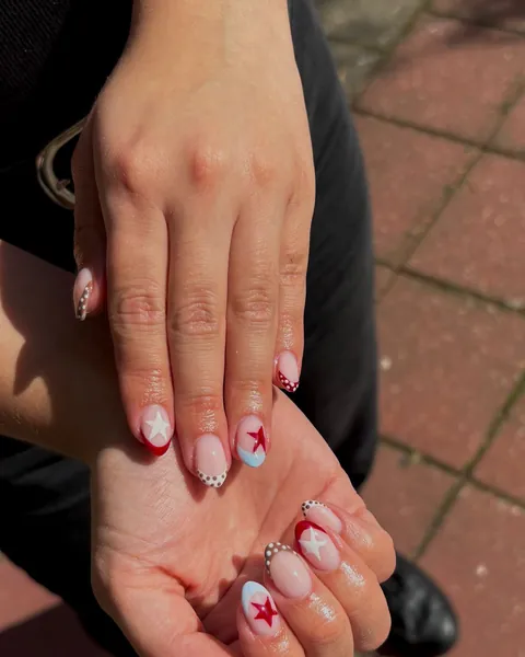 Nagels met rode en witte sterren en stippen