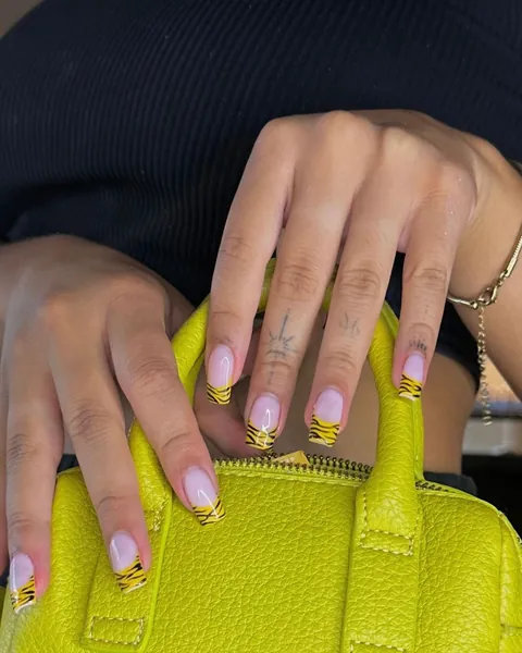Vierkante nagels met gele tijgerprint-tips